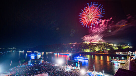 Das Feuerwerk über der Festung Ehrenbreitstein gehört auch 2026 zu Rhein in Flammen in Koblenz dazu.