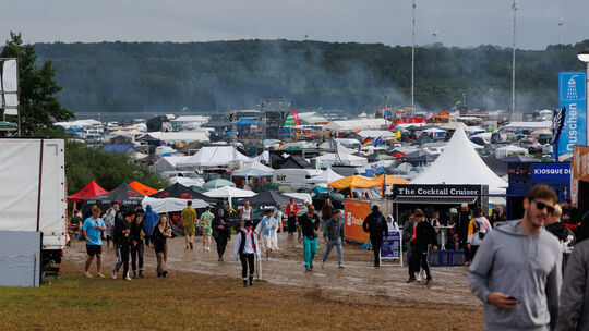 Mit Regen und Matsch werden die Besucher des Campingplatzes auf der Nature One in diesem Jahr eher nicht zu kämpfen haben. Statt