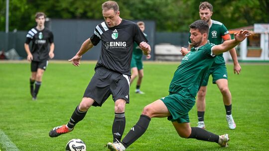 Der VfR Bad Salzig (in Grün, im Zweikampf mit Maxi Bach) und der SV Müden (am Ball Christopher Klering) dürften wie in der Vorsa