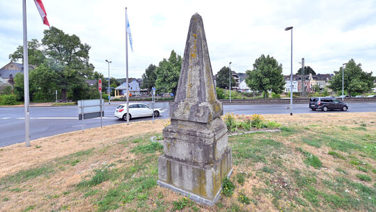 Der Meilenstein in Remagen an der B9/Ecke Bergstraße hat eine bewegte Geschichte hinter sich. Der Meilenstein in Remagen an der B9/Ecke Bergstraße hat eine bewegte Geschichte hinter sich.