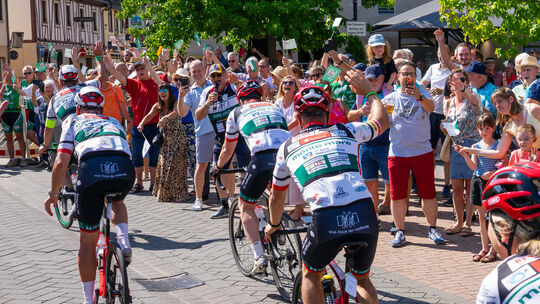 Einfahrt der Vor-Tour der Hoffnung in Mülheim-Kärlich.
