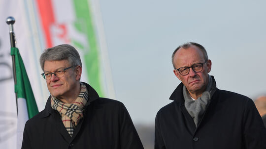 Eiszeit: Bundeskanzler Friedrich Merz (CDU, rechts) wird für seinen Umgang mit Patrick Schnieder kritisiert. Besonders in Schnie