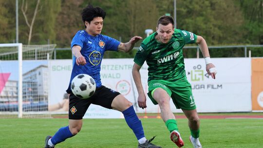 Auf spannende Derbys, wie hier beim Heimspiel der TuS Koblenz (links Masahiro Fujiwara) gegen den FV Engers (rechts Vadim Semchu