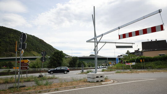 Die mobile Höhenbegrenzung an der Moselbrücke zwischen Löf und Alken wurde schon mehrmals von Fahrzeugen umgenietet. Trotzdem wi