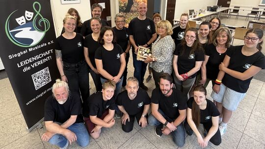 Gabi Wäschenbach (Westerwald-Sieg Tourismus) bedankte sich jetzt beim Verein „Siegtal Musicals“ und speziell dem Vorsitzenden Th