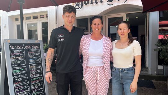 Natalie Mays (Mitte) mit ihren Kindern Paulina und Max vor dem Eingang zum Hotel Schlemmer: Der Familienbetrieb soll in der näch