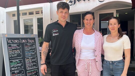 Natalie Mays (Mitte) mit ihren Kindern Paulina und Max vor dem Eingang zum Hotel Schlemmer: Der Familienbetrieb soll in der näch
