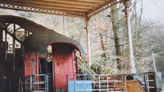 Verfallen zeigte sich ein Wagen in der Talstation der Malbergbahn im Jahr 1998. Inzwischen ist er – ebenso wie die Talstation –