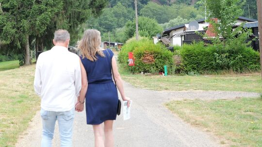 Lutz Dönhoff und Natalia Treffers gehen gemeinsam über den Campingplatz in Datzeroth, für den sie große Pläne haben.