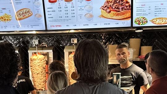 Nach drei Jahren sind die Montabaurer ganz ausgehungert nach Cenan Ergüzels Döner. Das Gebäude mit dem Kebap-Restaurant am Klein