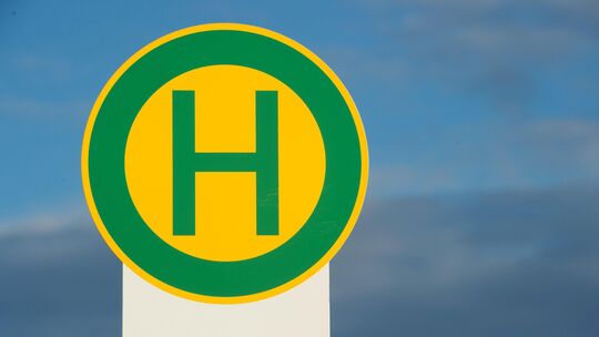 Richtige Haltestelle, falsche Straßenseite: Das wäre einem Hunsrück-Besucher in Kastellaun beinahe zum Verhängnis geworden. Richtige Haltestelle, falsche Straßenseite: Das wäre einem Hunsrück-Besucher in Kastellaun beinahe zum Verhängnis geworden.