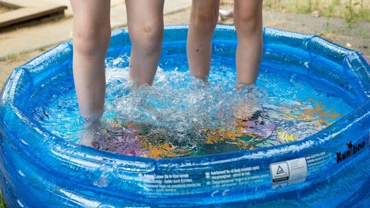 Im Pool planschen Krankheitserreger immer mit