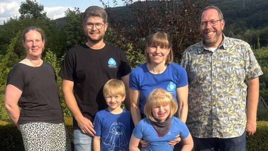 Bei der achten Auflage am 21. Juni 2026 im heimischen Garten von Daniel Schneider (rechts) und Vanessa Schmidt (links) kamen bei