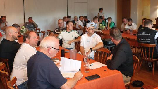 Arbeitsatmosphäre anlässlich des Staffeltages in Rettert. Viele ehrenamtliche Fußballfunktionäre kümmern sich gerade organisator