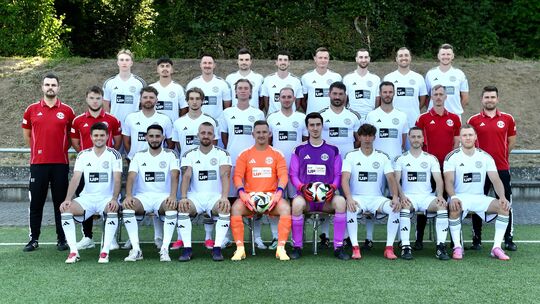 Die Mannschaft der SG Horressen-Elgendorf/Malberger Kickers, hinten von links: Robert Miermeister, Mujtaba Ghulami, Julian Lemme Die Mannschaft der SG Horressen-Elgendorf/Malberger Kickers, hinten von links: Robert Miermeister, Mujtaba Ghulami, Julian Lemme