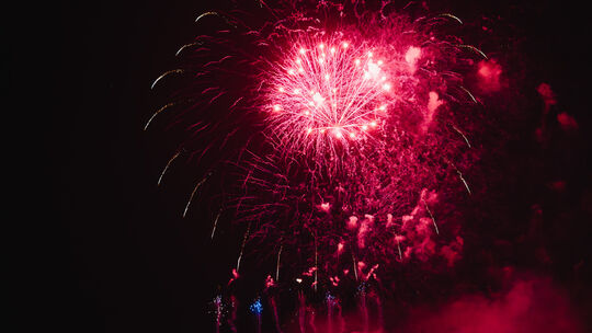Das Feuerwerk zu Rhein in Flammen über der Festung Ehrenbreitstein (hier im Jahr 2025): Während die Lichter die Besucher in Stau Das Feuerwerk zu Rhein in Flammen über der Festung Ehrenbreitstein (hier im Jahr 2025): Während die Lichter die Besucher in Stau