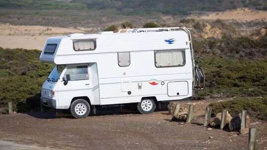Campingbus steht an einem Strand bei Carrapateira (Portugal)
