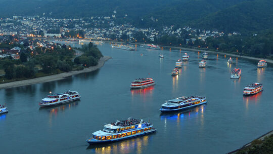 Der Schiffskonvoi zu Rhein in Flammen, hier eine ältere Aufnahme vom Bopparder Hamm, entfällt in diesem Jahr.