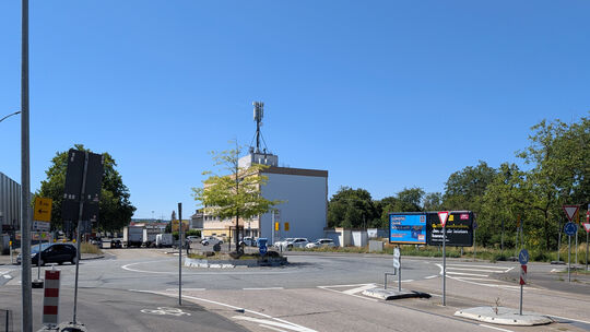 An diesem Kreisel im Koblenzer Industriegebiet in Kesselheim ist am Dienstagmorgen eine Radfahrerin gestorben. An diesem Kreisel im Koblenzer Industriegebiet in Kesselheim ist am Dienstagmorgen eine Radfahrerin gestorben.