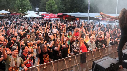 1000 Musikfans haben am Freitag in Rengsdorf gefeiert.