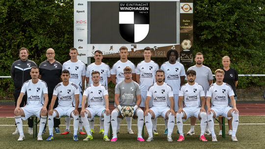 Das Team des SV Windhagen mit (stehend, von links) Philipp Lissen (Torwarttrainer), Michael van der Linden (Betreuer), Jan Hilbe Das Team des SV Windhagen mit (stehend, von links) Philipp Lissen (Torwarttrainer), Michael van der Linden (Betreuer), Jan Hilbe