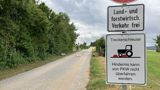 Der sanierte Wirtschaftsweg zwischen Hahnstätten und Netzbach ist vor allem Radfahrern und Landwirten vorbehalten. Der sanierte Wirtschaftsweg zwischen Hahnstätten und Netzbach ist vor allem Radfahrern und Landwirten vorbehalten.