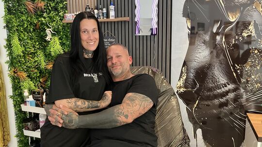Sichtlich glücklich zusammen und mit ihrem Tattoostudio in Altenkirchen: Viola (41) und Torsten Hilbert (49) von „BelleandBeast.