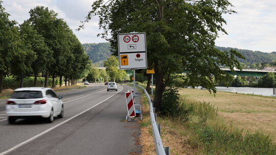 Auf den Straßen entlang der Mosel gibt es gerade einige Baustellen, unter anderem gibt es auch Einschränkungen auf der Brücke zw Auf den Straßen entlang der Mosel gibt es gerade einige Baustellen, unter anderem gibt es auch Einschränkungen auf der Brücke zw