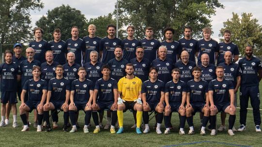 Spieler und Umfeld packen beim TuS Hackenheim gemeinsam an und posieren auch gemeinsam auf dem Mannschaftsfoto mit (hinten von l
