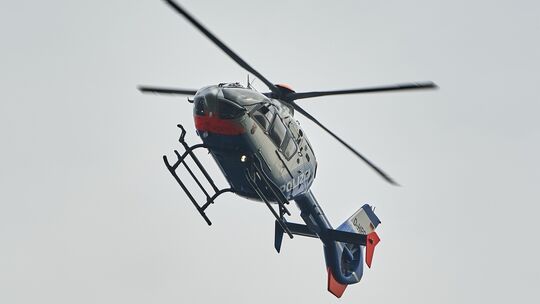 Nach dem Überfall auf eine Andernacher Tankstelle suchte die Polizei auch mit einem Hubschrauber nach dem Täter (Symbolbild).