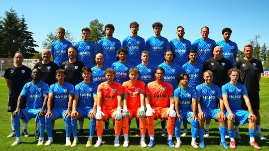 Mit diesem Aufgebot geht der FC Emmelshausen-Karbach in die Oberliga-Saison 2026/27: (hintere Reihe, von links) Dustin Zahnen, J