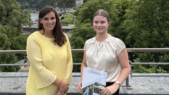 Gesundheitsmanagerin Julia Wilde (links) freut sich, dass der Kreis Cochem-Zell mit Alina Kühn eine engagierte Stipendiatin gefu