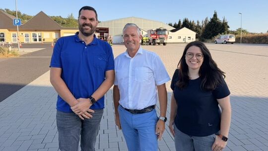 Jana Gräf und Patrick Häbel im Gespräch mit Klaus Lütkefedder (Mitte) am Feuerwehrgerätehaus der Stützpunktfeuerwehr Wallmerod.
