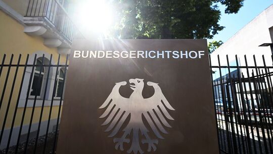 Schriftzug Bundesgerichtshof vor dem BGH in Karlsruhe