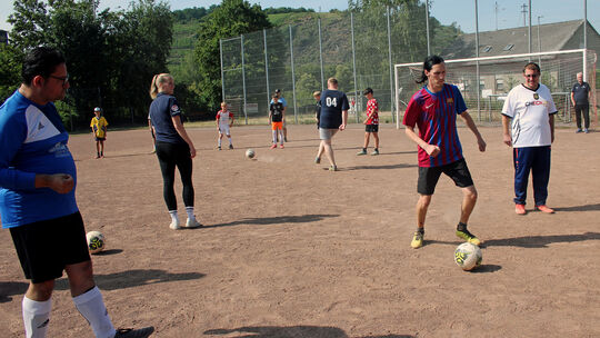 Das neu gegründete Fußballteam für Menschen mit Beeinträchtigung trainiert das Eins-zu-eins-Spiel mit dem runden Leder. Das neu gegründete Fußballteam für Menschen mit Beeinträchtigung trainiert das Eins-zu-eins-Spiel mit dem runden Leder.