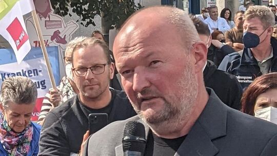 Eberhard Bruch, Chef der Mitarbeitervertretung des Klinikums Kirchen, auf einer Kundgebung im Jahr 2022, damals noch als Gesamtb