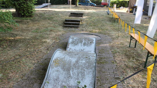 Traurig sieht es auf dem früheren Minigolfplatz neben dem Bad Emser Quellenturm aus. Für eine mögliche Belebung des Areals wird