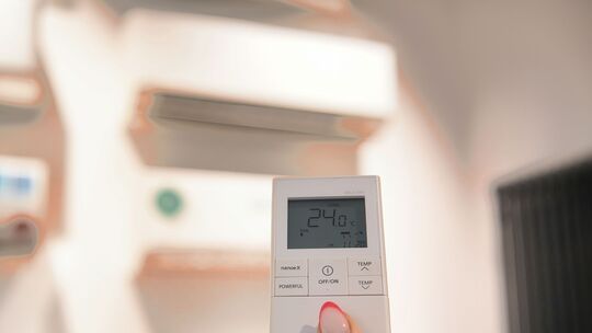 Die ständig steigenden Temperaturen führten zu immer höheren Belastungen im Unterrichtsbetrieb; eine Klimatisierung werde unabdi