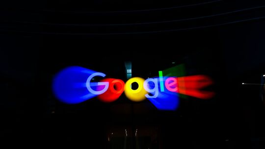 Logo von Google leuchtet über deutschen Hauptsitz von Google