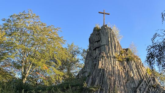 Der erhabene Druidenstein ist ein - wenn nicht das - Highlight des Fernwanderwegs Druidensteig. Die Route wurde bei der Wahl des
