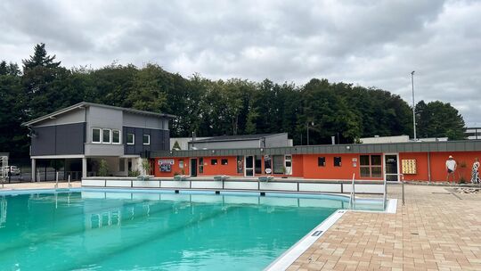 Der Rohrbruch am 11. Juli im Technikraum des Westerwaldbades hat einen hohen Schaden verursacht. Die Reparaturarbeiten sollen im