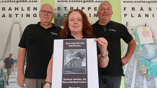 Die Firma Contec aus Alsdorf zeigt mit einer Plakataktion Flagge gegen den Rechtsruck in Deutschland (von links): Bernd Schneide Die Firma Contec aus Alsdorf zeigt mit einer Plakataktion Flagge gegen den Rechtsruck in Deutschland (von links): Bernd Schneide