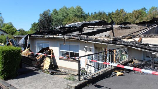 Auf den ersten Blick sind die Gewerbehalle und die Wohnung im Köttinger Weg nach dem Brand nur noch eine Ruine.