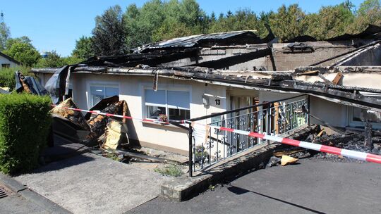 Auf den ersten Blick sind die Gewerbehalle und die Wohnung im Köttinger Weg nach dem Brand nur noch eine Ruine.