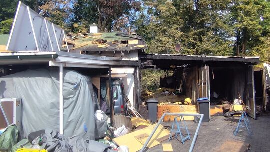 Am Sonntag war der beschädigte Bungalow in der Heidestraße in Diez weitgehend verlassen. Der Eigentümer scheint aber fest entsch