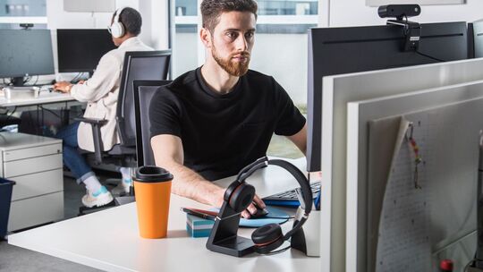 Kollegen arbeiten in einem Büro Kollegen arbeiten in einem Büro