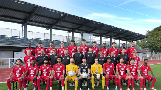Der Ahrweiler BC 2026/2027 mit (hinten, von links) Jeff Ampadu, Altin Mulaki, Kevin Wetschorek, Dian Murseli, Beykan Sengül, Din