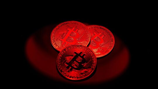 Bitcoin-Münzen liegen auf einem Tisch