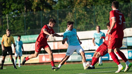 Meris Siljkovic (blaues Trikot) im Duell mit Immendorfs Manuel Escher (links) und Jannik Jarski. Genau diese Intensität war es,