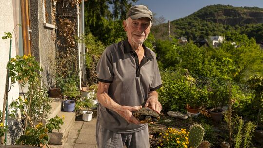 Gerhard Krämer mit seiner Schildkröte unterhalb der Kirner Kyrburg.